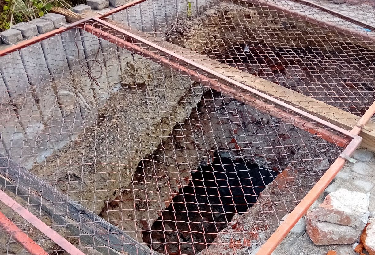 „Zabytkowy śmietnik” w miejscu XIX-wiecznej kamienicy w Przemyślu