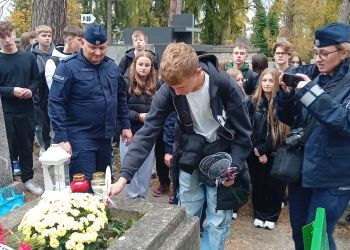 Pamięć o przedwojennych policjantach. Uczniowie i funkcjonariusze dbają o ich groby [ZDJĘCIA]