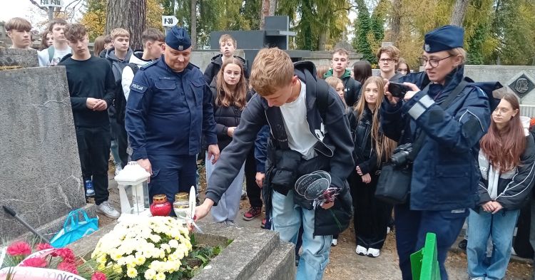 Pamięć o przedwojennych policjantach. Uczniowie i funkcjonariusze dbają o ich groby [ZDJĘCIA]