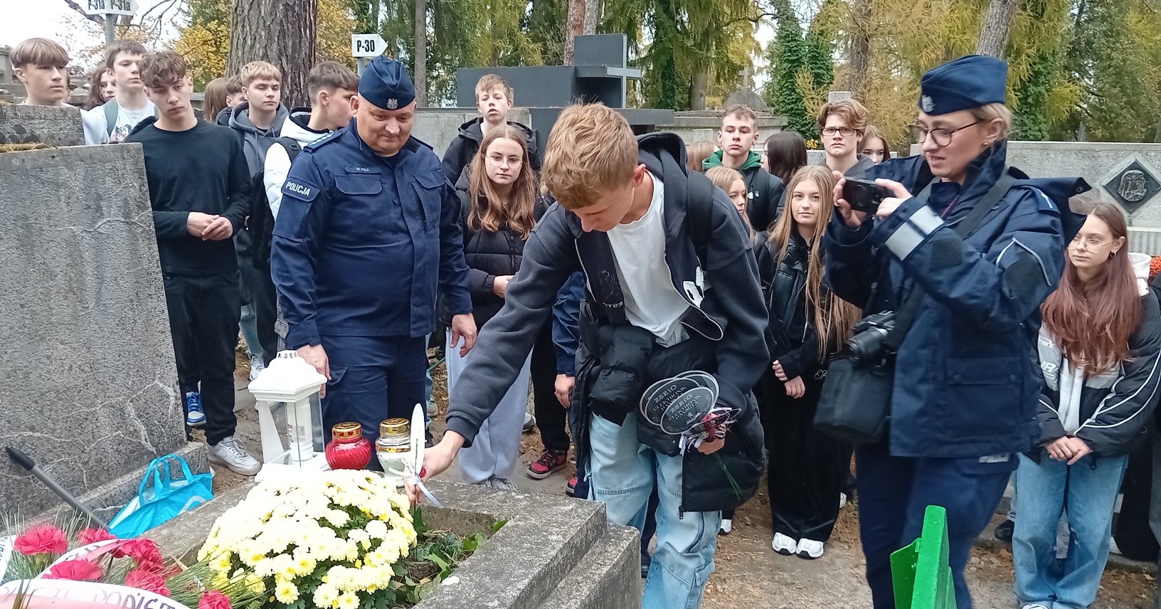 Pamięć o przedwojennych policjantach. Uczniowie i funkcjonariusze dbają o ich groby [ZDJĘCIA]