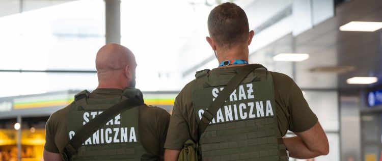 Agresywny pasażer wyprowadzony z samolotu. Zakończył podróż w izbie wyrzeźwień