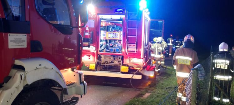 Policjanci i właściciel domu ranni w pożarze w Starej Wsi