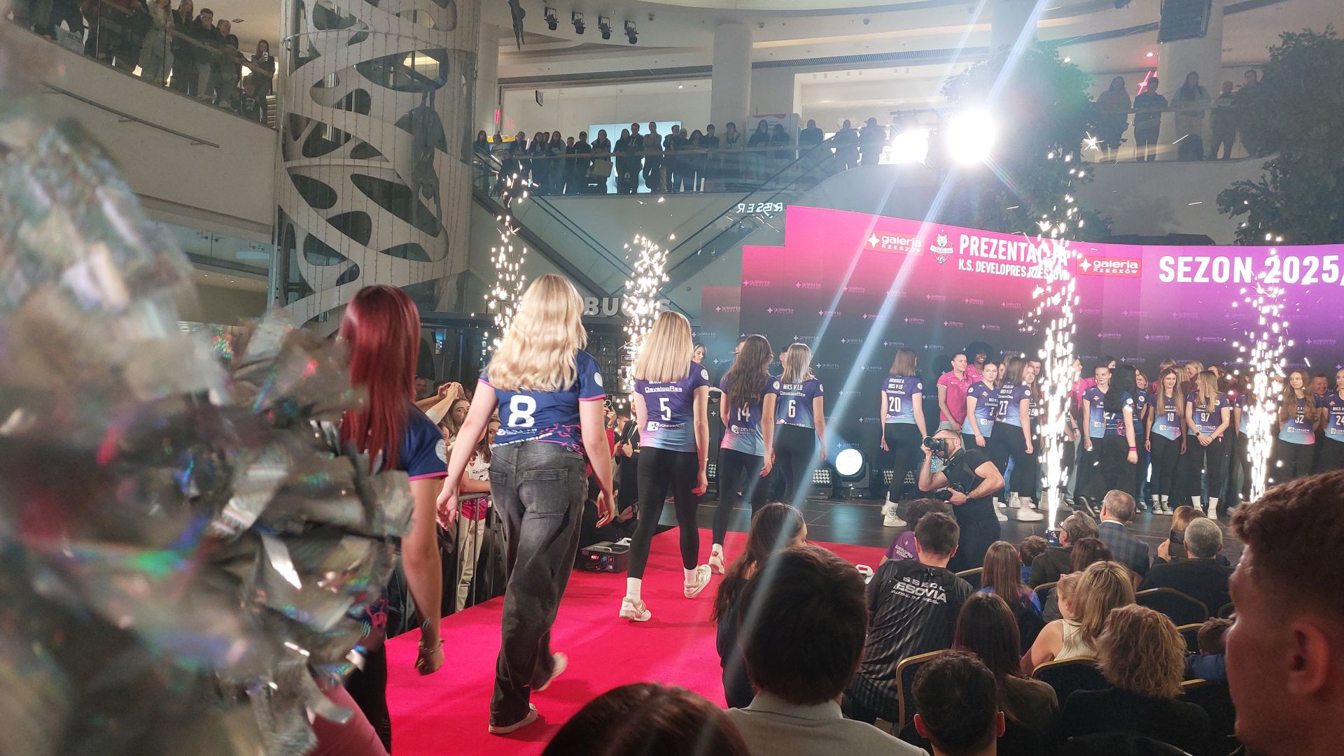 Siatkarskie drużyny Rzeszowa zaprezentowały się kibicom w Galerii Rzeszów - Polskie Radio Rzeszów