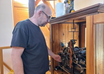 121-letni zegar z wieży rzeszowskiej wrócił na miejsce po renowacji [ZDJĘCIA]