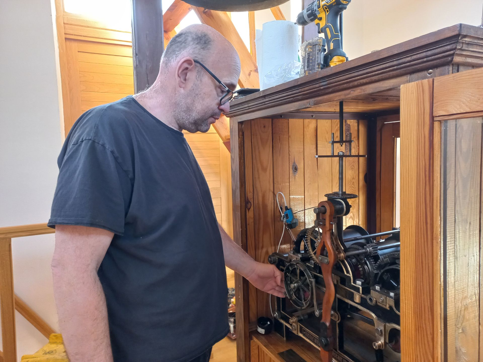 121-letni zegar z wieży rzeszowskiej wrócił na miejsce po renowacji [ZDJĘCIA]