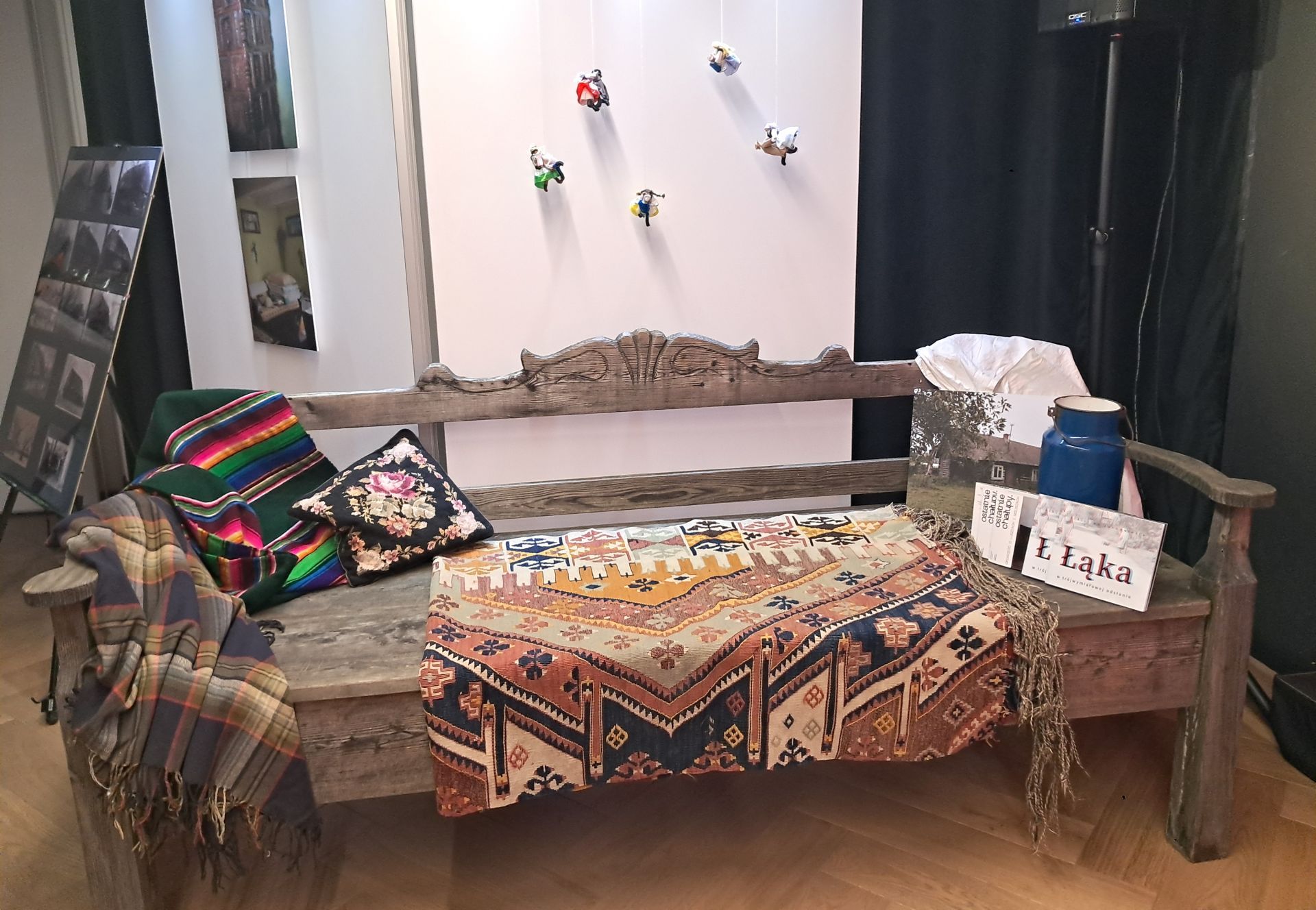 Wystawa „Ostatnie chałupy” w Spichlerzu Kultury w Łące 6 - Polskie Radio Rzeszów Wystawa „Ostatnie chałupy” w Spichlerzu Kultury w Łące