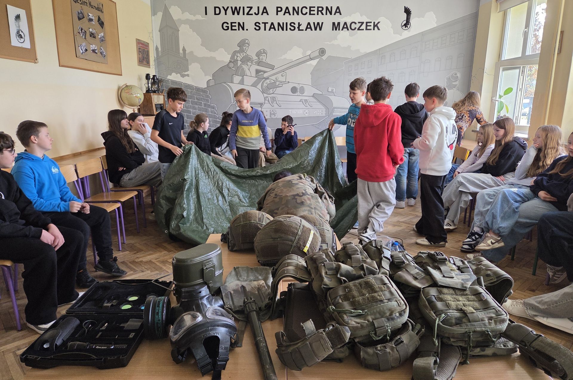 Ponad 180 podkarpackich szkół w programie „Edukacja z wojskiem”. Żołnierze uczą dzieci, jak reagować w sytuacjach zagrożenia 12 - Polskie Radio Rzeszów Ponad 180 podkarpackich szkół w programie „Edukacja z wojskiem”. Żołnierze uczą dzieci, jak reagować w sytuacjach zagrożenia