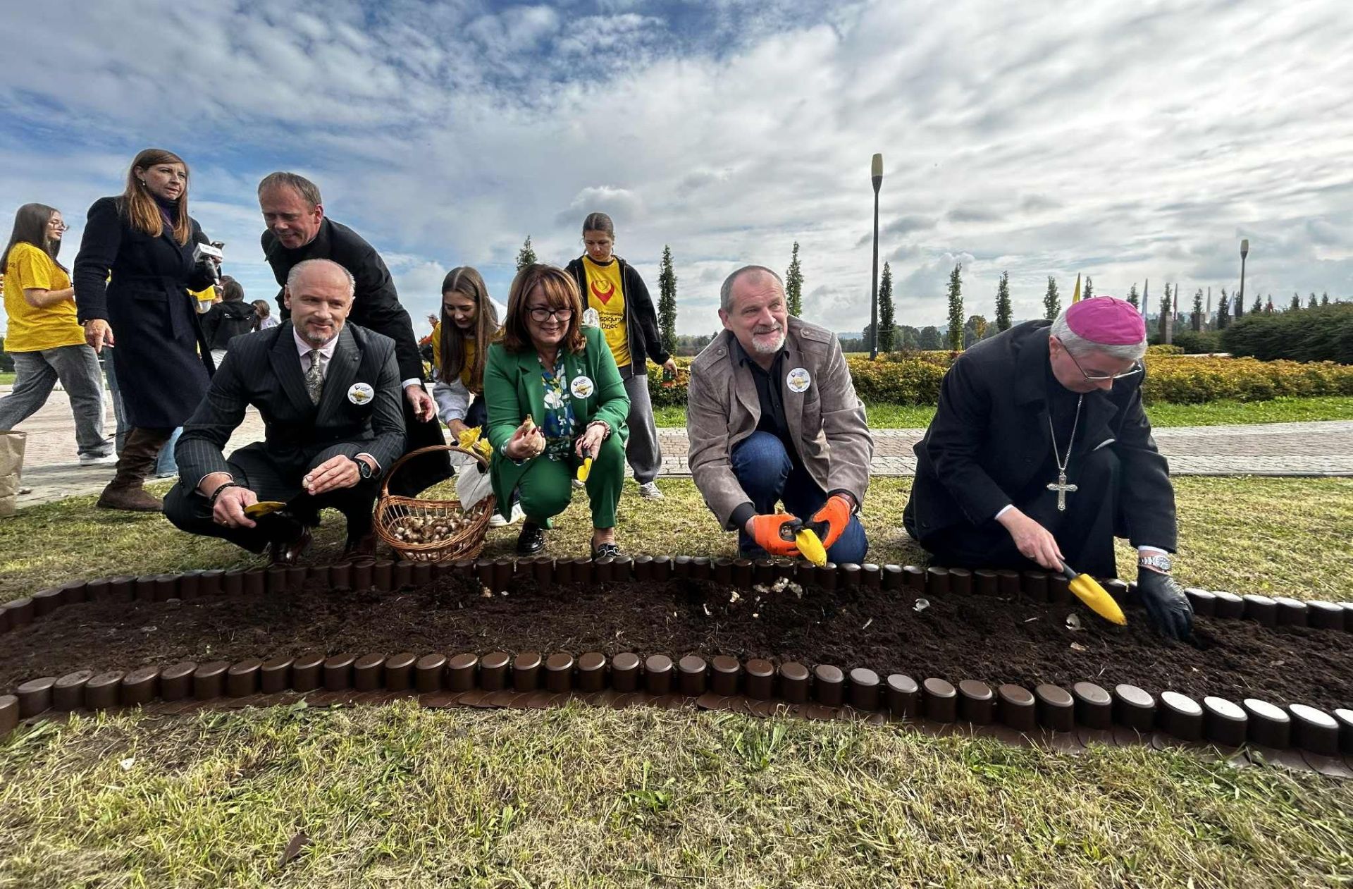 Zasadzili cebulki żonkili dla Hospicjum. Pola Nadziei zakwitną po raz szósty 6 - Polskie Radio Rzeszów Zasadzili cebulki żonkili dla Hospicjum. Pola Nadziei zakwitną po raz szósty