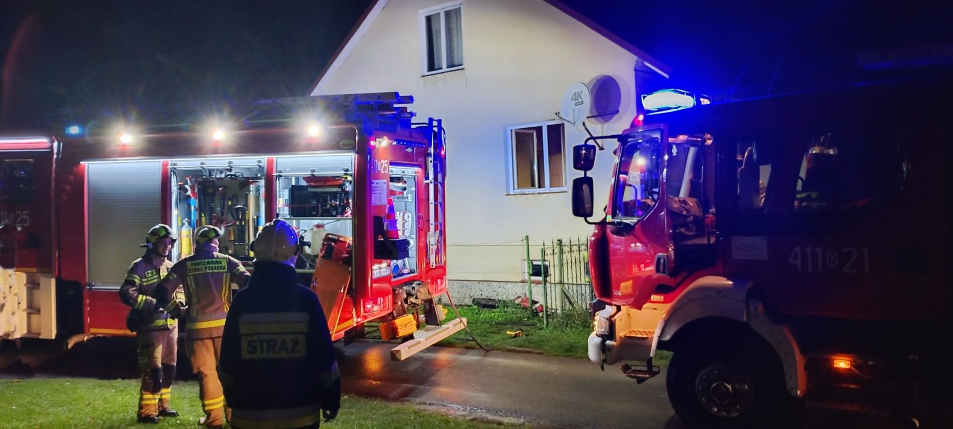 Policjanci i właściciel domu ranni w pożarze w Starej Wsi - Polskie Radio Rzeszów