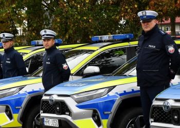 Podkarpaccy policjanci będą jeździć radiowozami z neonowym oznakowaniem