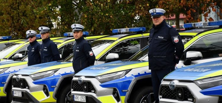 Podkarpaccy policjanci będą jeździć radiowozami z neonowym oznakowaniem