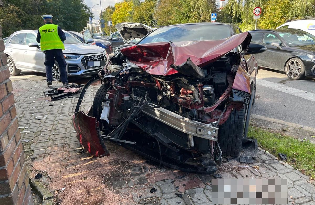 Zderzenie trzech osobówek na Paderewskiego w Rzeszowie. Dwie osoby ranne [ZDJĘCIA] - Polskie Radio Rzeszów