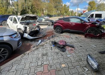 Zderzenie trzech osobówek na Paderewskiego w Rzeszowie. Dwie osoby ranne [ZDJĘCIA]