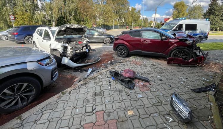 Zderzenie trzech osobówek na Paderewskiego w Rzeszowie. Dwie osoby ranne [ZDJĘCIA]