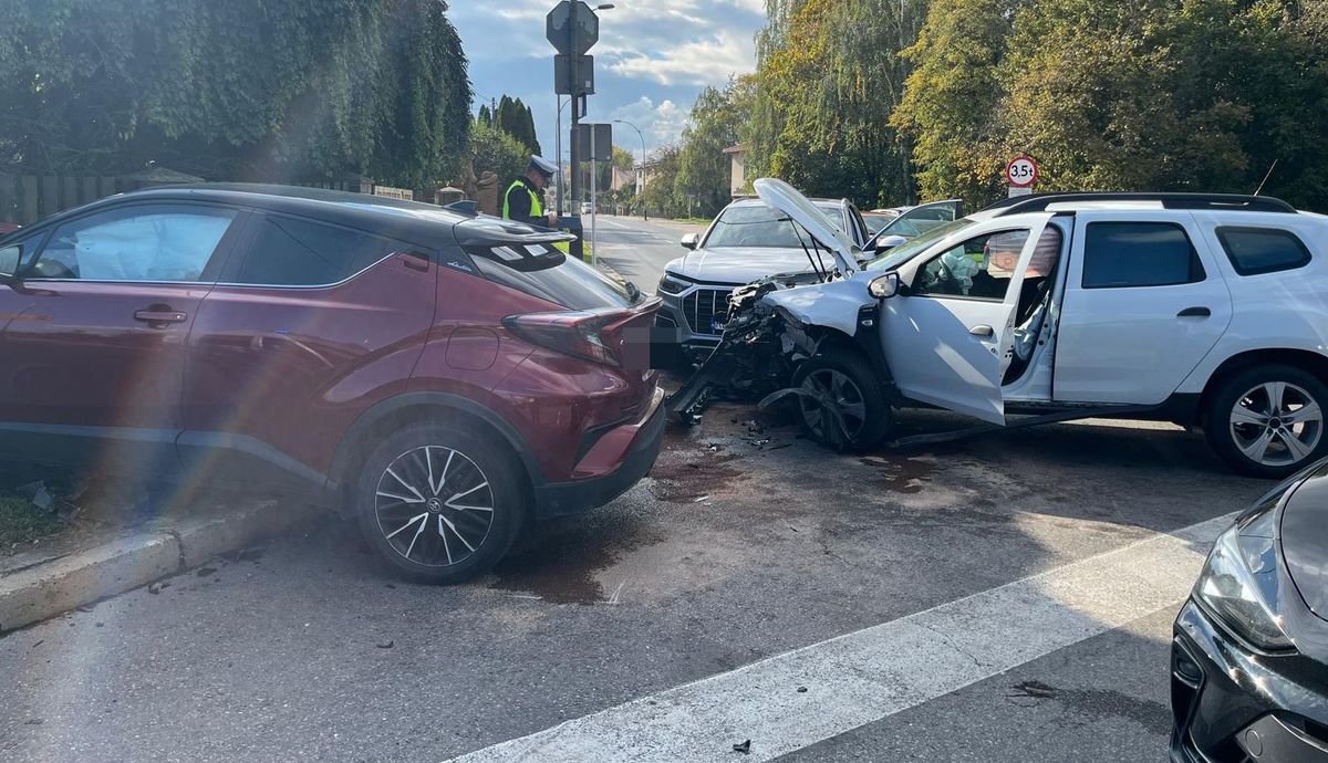 Zderzenie trzech osobówek na Paderewskiego w Rzeszowie. Dwie osoby ranne [ZDJĘCIA] - Polskie Radio Rzeszów