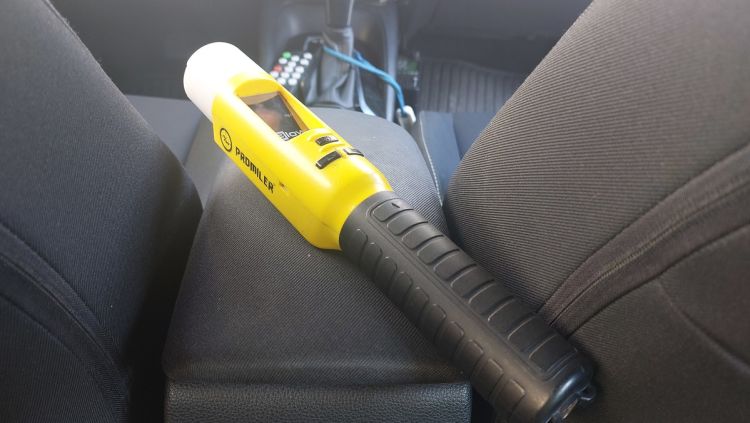 Pijany kierowca jechał w Rzeszowie pod prąd i uderzył w znak drogowy