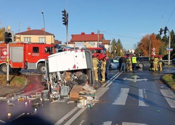 Groźna kolizja na Mieszka I w Rzeszowie. Kierowca zignorował czerwone światło [ZDJĘCIA]