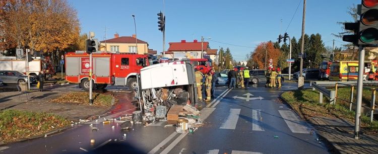 Groźna kolizja na Mieszka I w Rzeszowie. Kierowca zignorował czerwone światło [ZDJĘCIA]