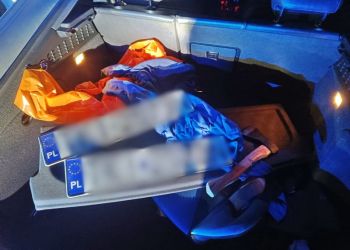 Pościg za kierowcą. W aucie czterech pasażerów, maczeta, siekiera i miotacze gazu [WIDEO]