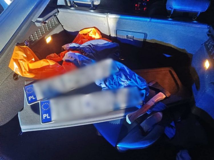 Pościg za kierowcą. W aucie czterech pasażerów, maczeta, siekiera i miotacze gazu [WIDEO]