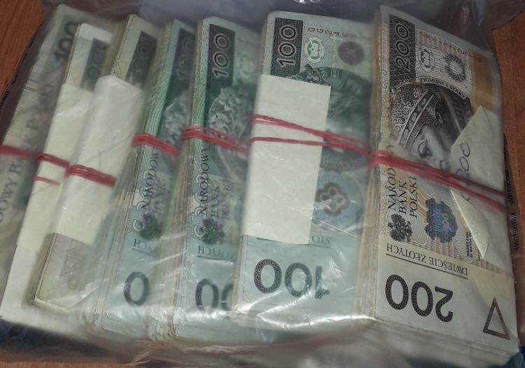 Policja ostrzega przed oszustami „na policjanta, adwokata lub prokuratora”