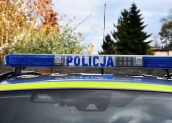 Bez kurtki, buta i pijany łapał stopa na autostradzie