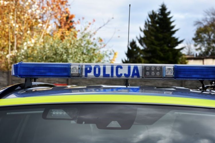 Bez kurtki, buta i pijany łapał stopa na autostradzie