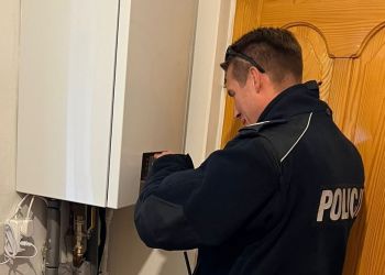 Policjanci z Olszanicy pomogli 91-letniej seniorce przywrócić ogrzewanie w domu