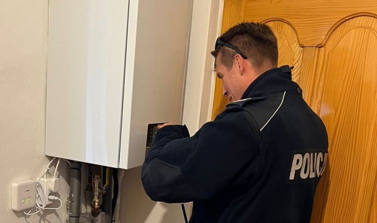 Policjanci z Olszanicy pomogli 91-letniej seniorce przywrócić ogrzewanie w domu
