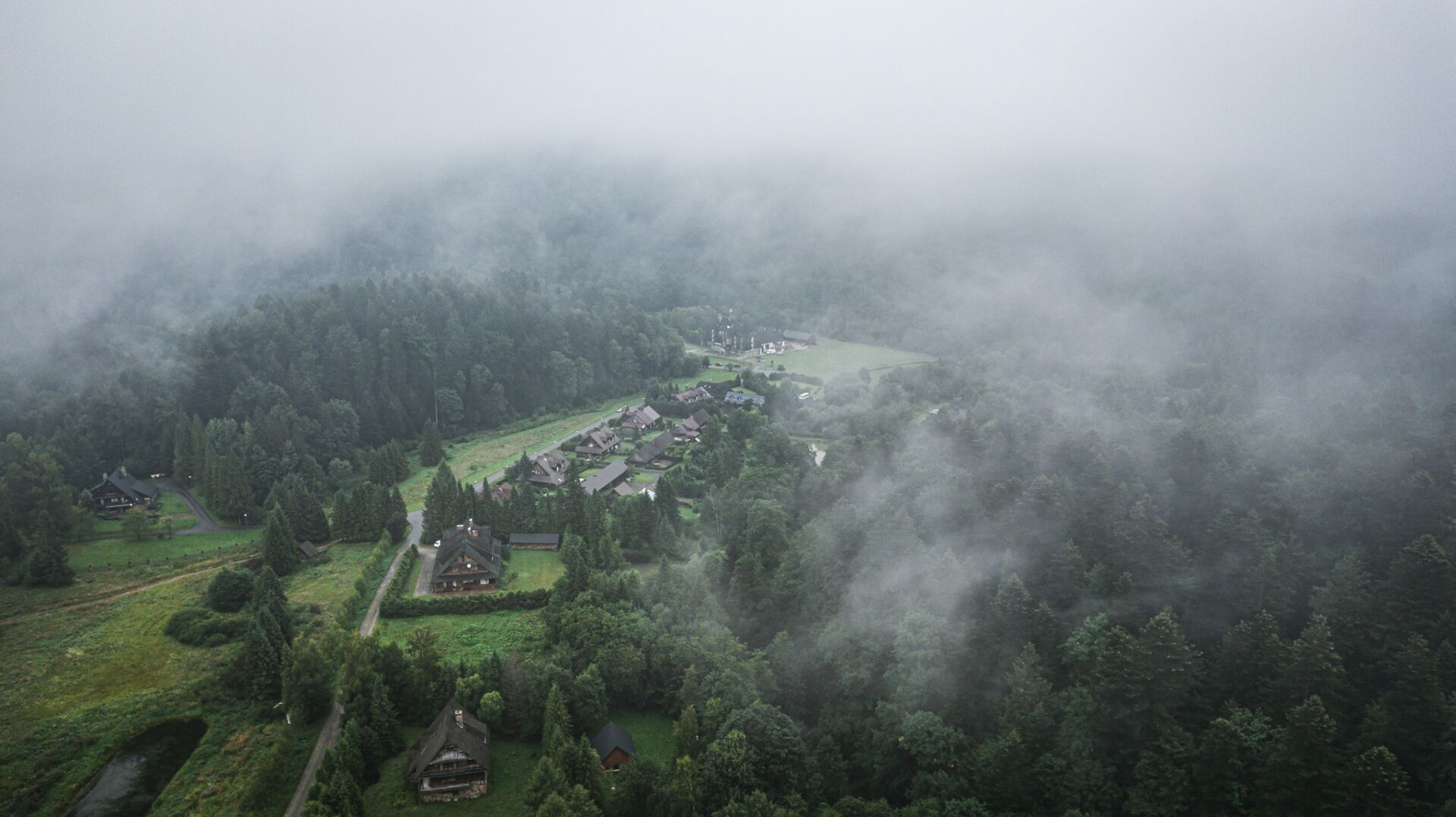 Mgły i chłód w Bieszczadach. GOPR apeluje o ostrożność na szlakach 8 - Polskie Radio Rzeszów Mgły i chłód w Bieszczadach. GOPR apeluje o ostrożność na szlakach