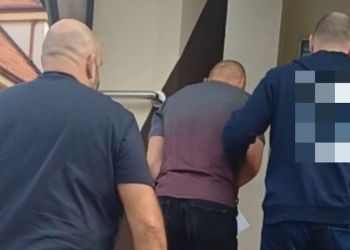 Napadli na dziewczyny siedzące na przystanku