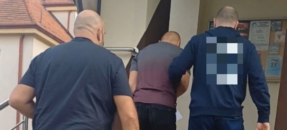 Napadli na dziewczyny siedzące na przystanku