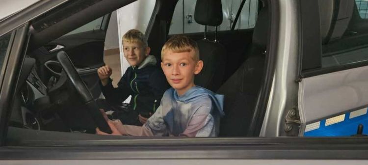 11-letni Janek był świadkiem wypadku, wezwał pomoc. Policja nagrodziła chłopca za wzorową postawę 1 - Polskie Radio Rzeszów 11-letni Janek był świadkiem wypadku, wezwał pomoc. Policja nagrodziła chłopca za wzorową postawę