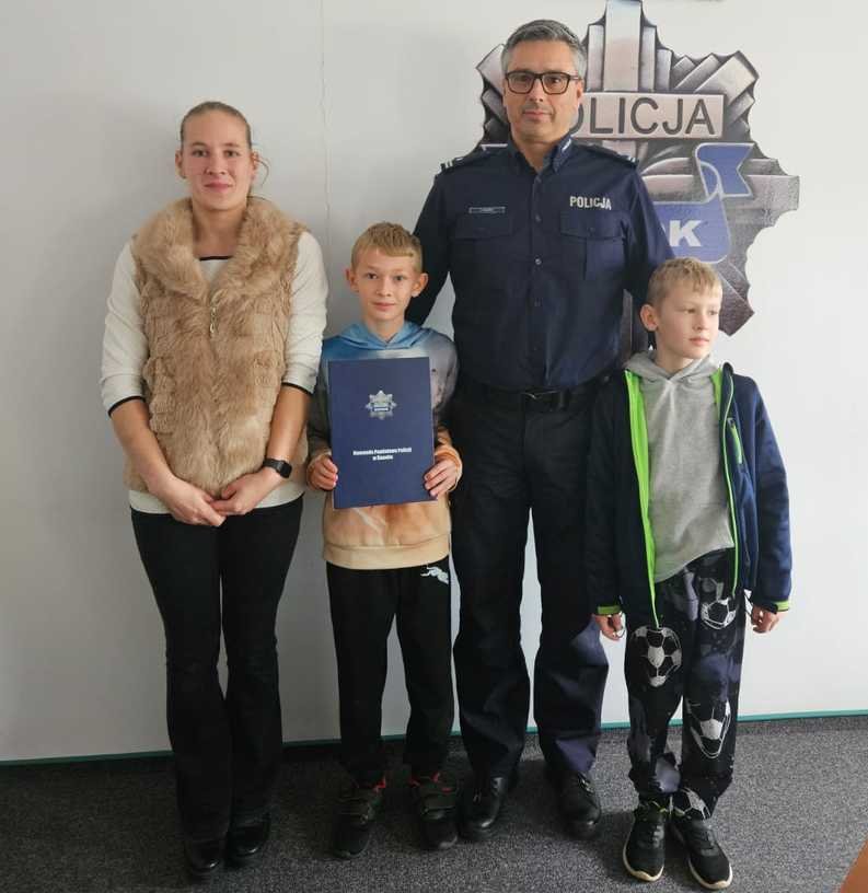 11-letni Janek był świadkiem wypadku, wezwał pomoc. Policja nagrodziła chłopca za wzorową postawę 2 - Polskie Radio Rzeszów 11-letni Janek był świadkiem wypadku, wezwał pomoc. Policja nagrodziła chłopca za wzorową postawę - Polskie Radio Rzeszów