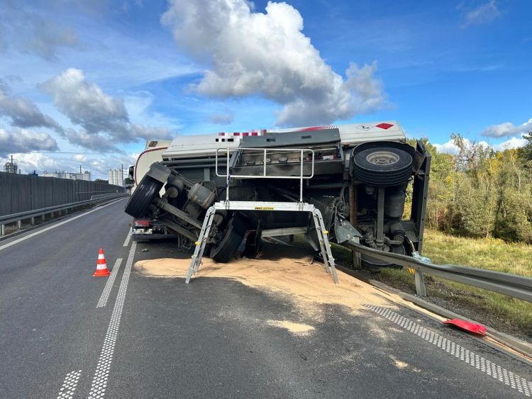 Wypadek cysterny w Stalowej Woli. Ruch był zablokowany przez kilka godzin [AKTUALIZACJA, ZDJĘCIA]