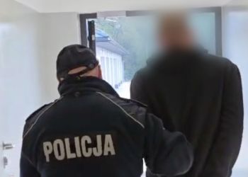 42-latek próbował ukraść utarg i towar z półek. Ekspedientka zamknęła złodzieja w sklepie