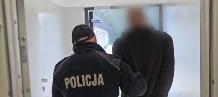 42-latek próbował ukraść utarg i towar z półek. Ekspedientka zamknęła złodzieja w sklepie