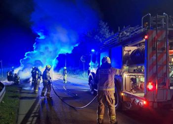 Płonące auto w Gumniskach! Nocna akcja strażaków i policji