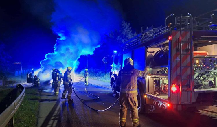Płonące auto w Gumniskach! Nocna akcja strażaków i policji