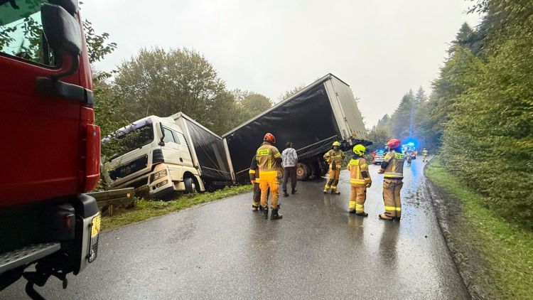 Jedna osoba ranna w zderzeniu trzech aut w powiecie bieszczadzkim [ZDJĘCIA]