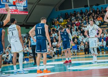 Nieudany powrót Miasta Szkła: Drużyna z Krosna przegrywa inauguracyjny mecz z Dzikami Warszawa [ZDJĘCIA]