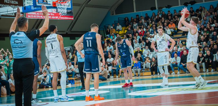 Nieudany powrót Miasta Szkła: Drużyna z Krosna przegrywa inauguracyjny mecz z Dzikami Warszawa [ZDJĘCIA]