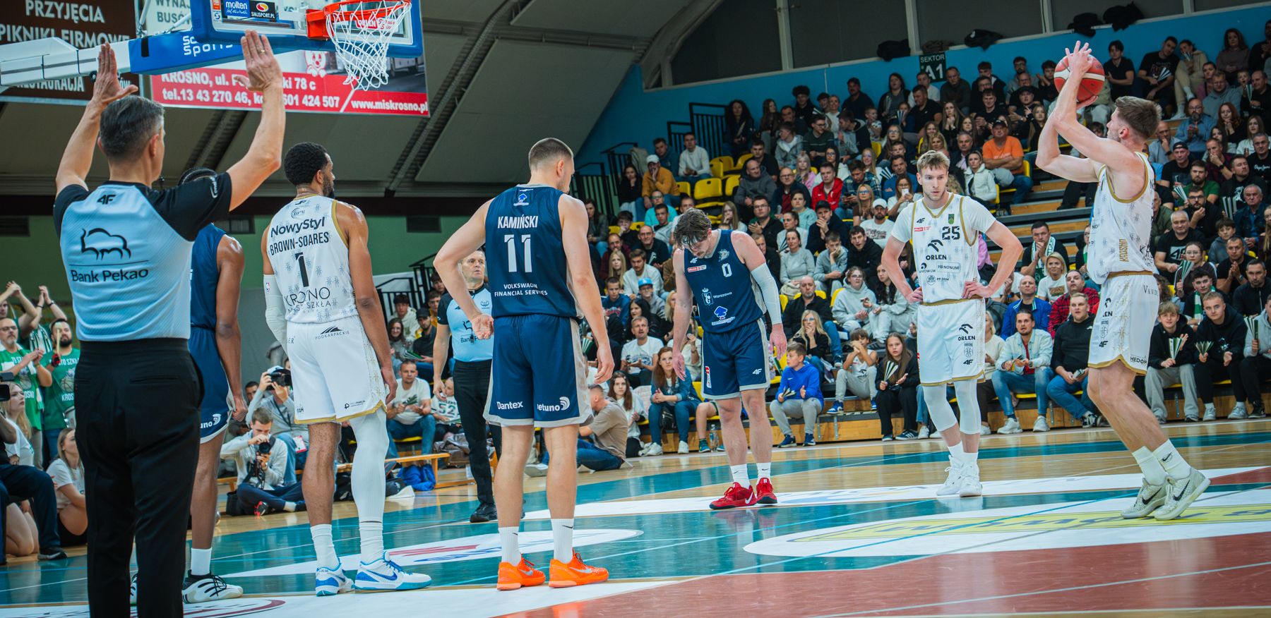 Nieudany powrót Miasta Szkła: Drużyna z Krosna przegrywa inauguracyjny mecz z Dzikami Warszawa [ZDJĘCIA]