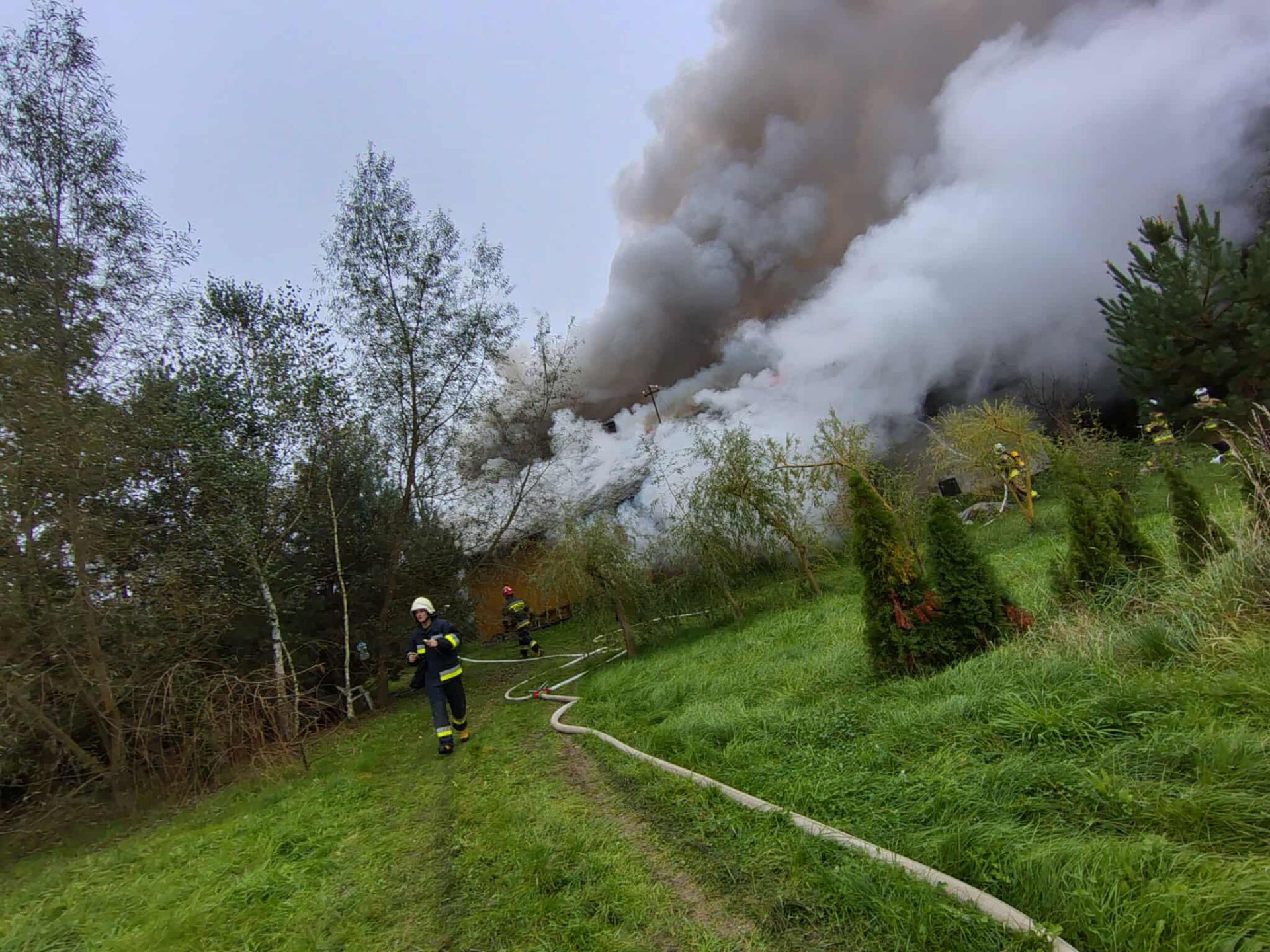 Jedna osoba poparzona w pożarze domu w Hyżnem w powiecie rzeszowskim