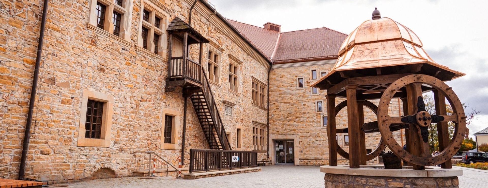 Zabytkowa studnia znów na dziedzińcu Zamku Królewskiego w Sanoku