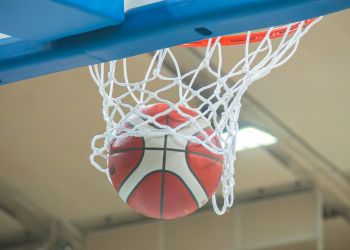 Nieudany powrót Miasta Szkła: Drużyna z Krosna przegrywa inauguracyjny mecz z Dzikami Warszawa [ZDJĘCIA]