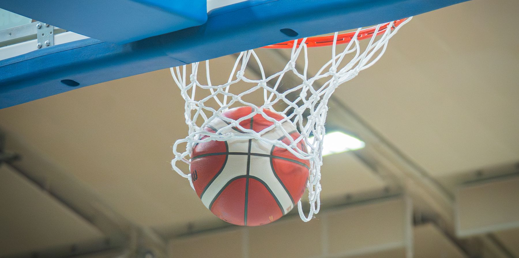 Nieudany powrót Miasta Szkła: Drużyna z Krosna przegrywa inauguracyjny mecz z Dzikami Warszawa [ZDJĘCIA]