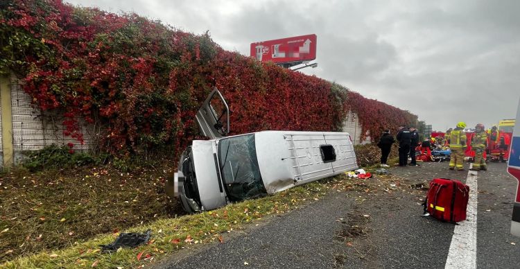 Groźny wypadek busa w Woli Worowskiej. 11 osób rannych