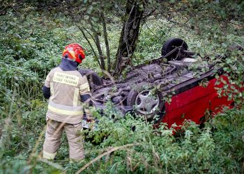Wypadek w powiecie bieszczadzkim. Samochód wypadł z drogi [ZDJĘCIA]