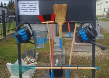Stojak z narzędziami do porządkowania nagrobków na cmentarzu komunalnym w Kołaczycach